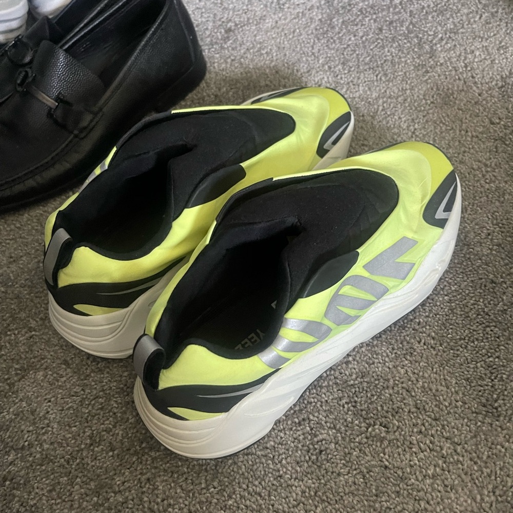 Yeezy 700 never worn
